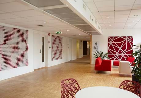 akustikmoduler i rød og hvid filt hos Tryg Oslo (5)